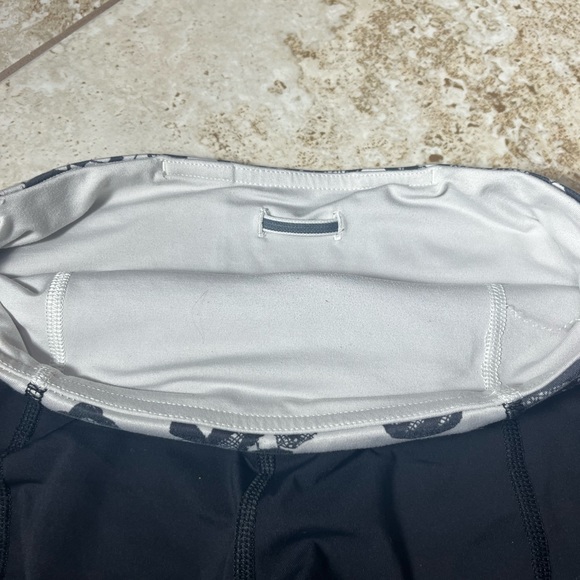 Lululemon Leggings - Floral Waistband & Black - Women’s Size 4 - Picture 5 of 7
